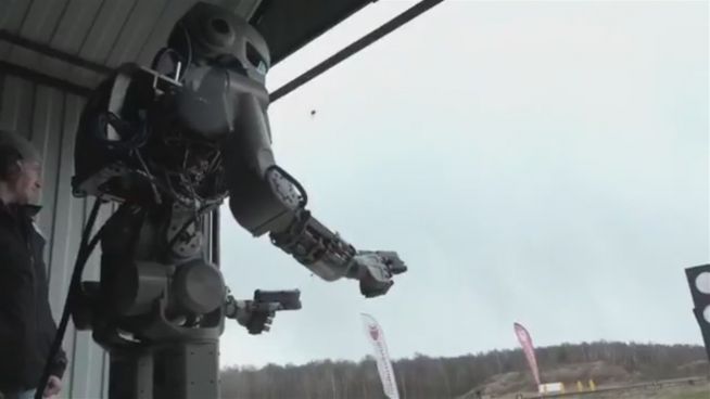 Beunruhigend: Russischer Roboter trainiert mit Waffen