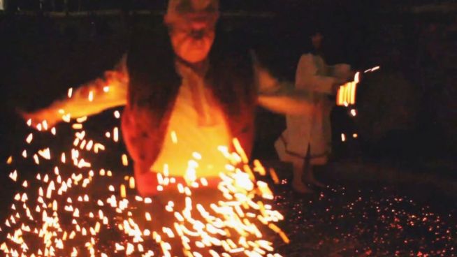 Der Feuertanz: Ein bizarres Königs-Ritual